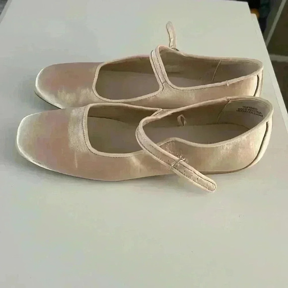 Light pink satin, Forever 21, ballet flats shoes - Picture 2 of 5